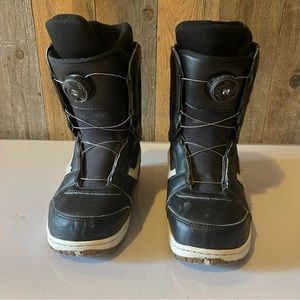 Boys size 5 snowboard boots vans encore good condition
